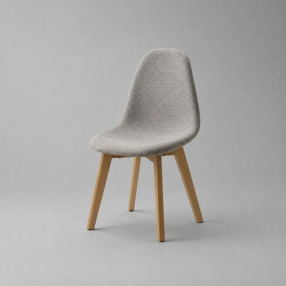 Sedia da pranzo imbottita in tessuto grigio chiaro con gambe in legno naturale, 48 x 54 x 84 cm