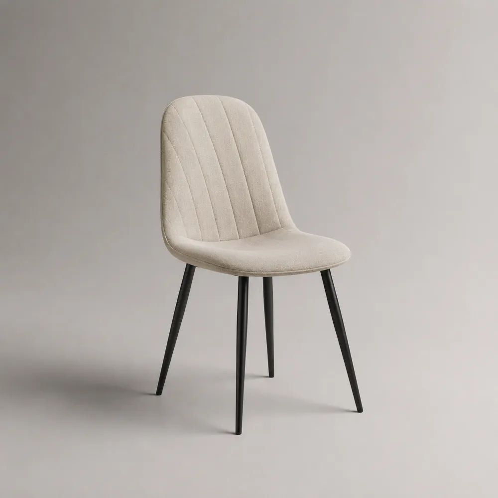 Sedia da pranzo imbottita in bouclé di poliestere con schienale arrotondato e gambe in acciaio, beige e nero, 49 x 56 x 86 cm