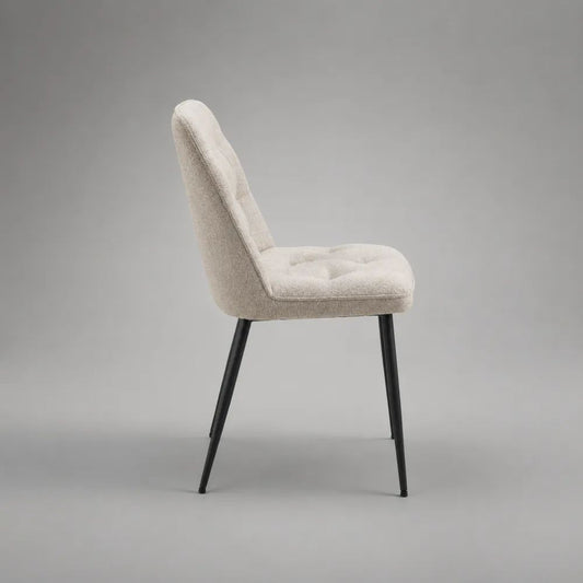 Sedia da pranzo imbottita in tessuto beige con schienale curvo e gambe in metallo nero, 48 × 57 × 86 cm